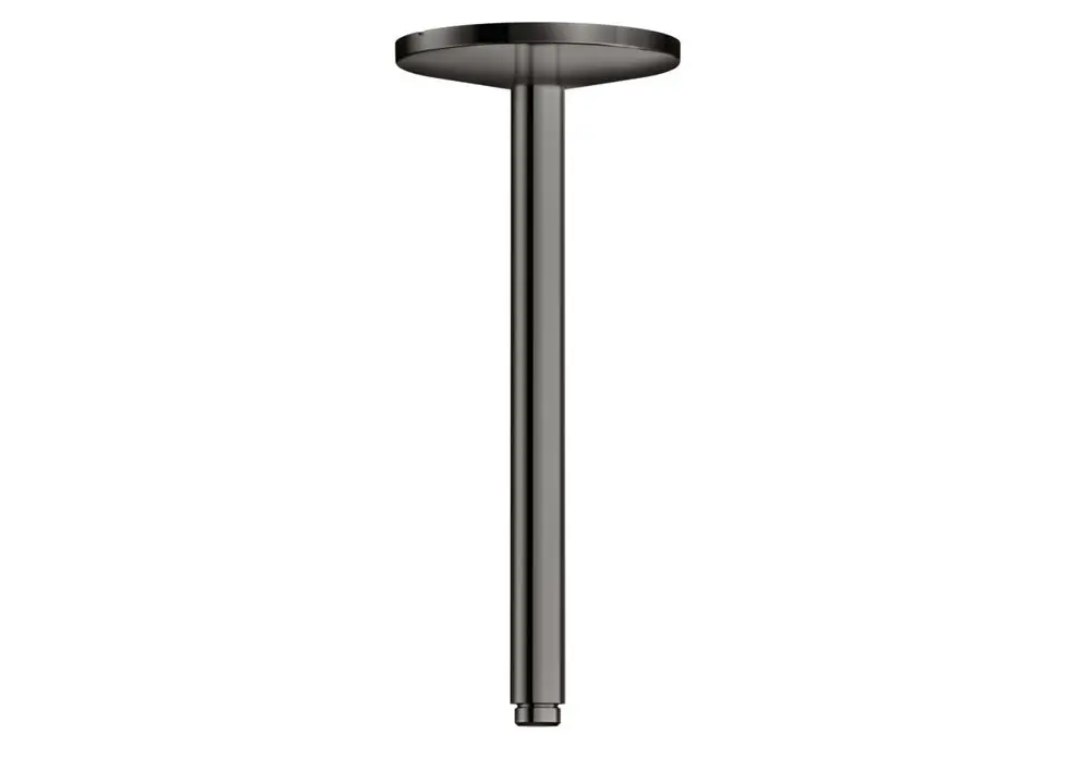 Deckenanschluss von AXOR mit runder Blende und vertikalem Rohr. Das Produkt hat eine schlichte, funktionale Form und wird in eleganten Räumen eingesetzt.